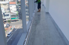 Vệ sinh kính tòa nhà cao tầng giá rẻ 