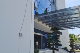 Dịch vụ vệ sinh kính tòa nhà tphcm