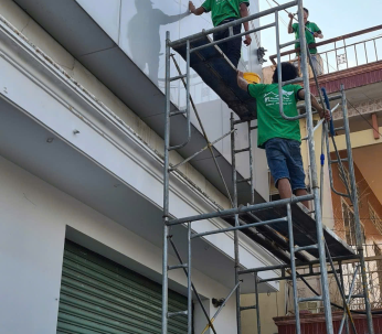 Vệ sinh bảng hiệu Alu tại quận 3