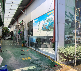 Vệ sinh bảng hiệu Alu tại quận 1