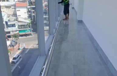 Vệ sinh kính tòa nhà cao tầng giá rẻ 