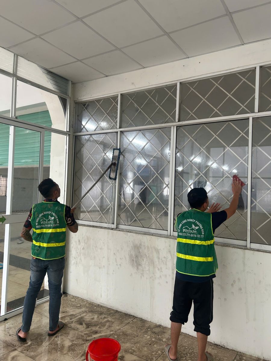Lau kính tòa nhà bằng thiết bị chuyên dụng